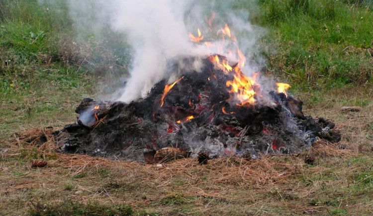 Zahrádkáři se chystají pálit haldy biologického odpadu. Hasiči jim doporučují pálení hlásit