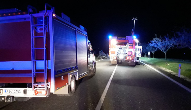 Na Hodonínsku se srazila dvě auta s dodávkou. Jeden člověk nehodu nepřežil, další je těžce zraněný