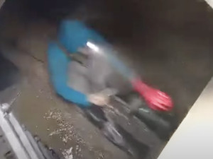 Brněnský tobogán. Muž nasadil rukavice a gumáky a natočil se, jak frčí kanálem jako na skluzavce