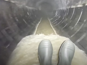 Brněnský tobogán. Muž nasadil rukavice a gumáky a natočil se, jak frčí kanálem jako na skluzavce