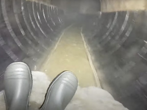 Brněnský tobogán. Muž nasadil rukavice a gumáky a natočil se, jak frčí kanálem jako na skluzavce