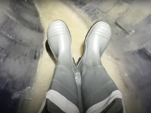 Brněnský tobogán. Muž nasadil rukavice a gumáky a natočil se, jak frčí kanálem jako na skluzavce