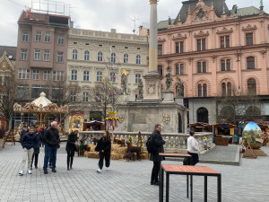 Žena z Brna si vyrazila na velikonoční trhy. Opila se a ohrožovala lidi vycházkovou holí s kovovým bodcem