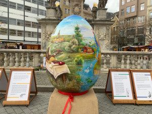 Lidé na brněnském náměstí obdivují dvoumetrovou kraslici. Městu ji darovali chorvatští umělci