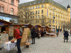 Lidé na brněnském náměstí obdivují dvoumetrovou kraslici Městu ji darovali chorvatští umělci