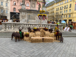 Lidé na brněnském náměstí obdivují dvoumetrovou kraslici Městu ji darovali chorvatští umělci