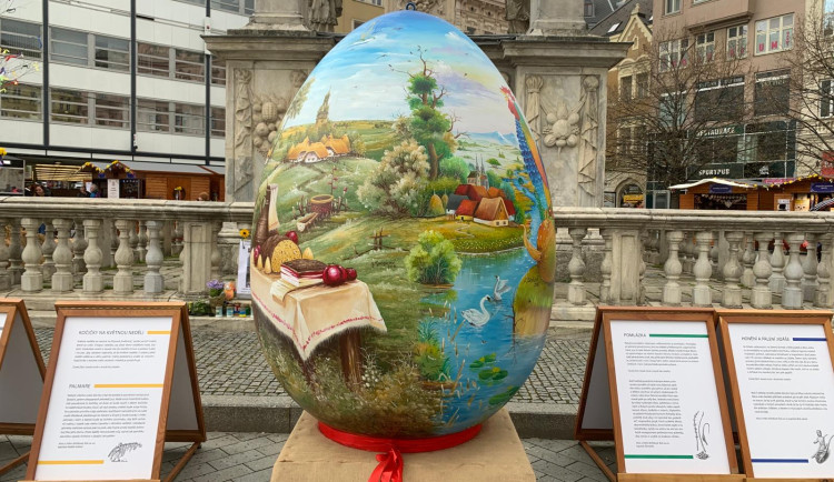 Lidé na brněnském náměstí obdivují dvoumetrovou kraslici Městu ji darovali chorvatští umělci