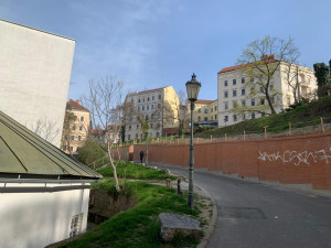 V brněnském parku se nakláněla zídka a hrozilo zřícení. Dělníci stěnu zajistili a opravili