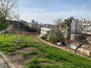 V brněnském parku se nakláněla zídka a hrozilo zřícení. Dělníci stěnu zajistili a opravili