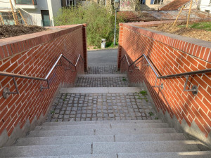 V brněnském parku se nakláněla zídka a hrozilo zřícení. Dělníci stěnu zajistili a opravili