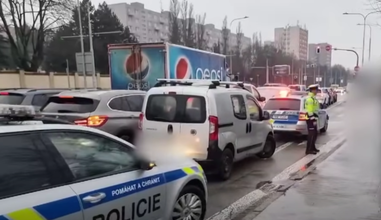 VIDEO: Muž projížděl Brnem se zákazem řízení a kradenými značkami. Našel jsem je v lese, vysvětloval