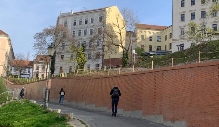 V brněnském parku se nakláněla zídka a hrozilo zřícení. Dělníci stěnu zajistili a opravili