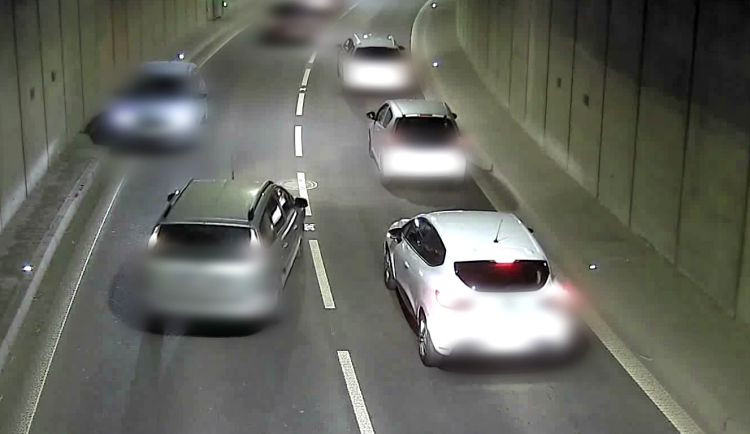 VIDEO: Muž projížděl brněnským tunelem v protisměru, uprostřed se rozhodl otočit. Ohrožoval ostatní řidiče