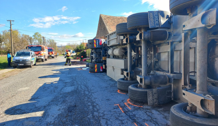 Na jihu Moravy se převrátil kamion s pěti sty selaty