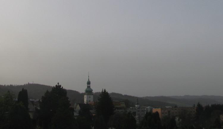 Jasnou oblohu v Česku barví do žluta prach ze Sahary. Měl by vydržet až do pondělního večera