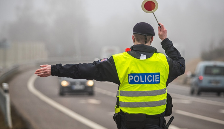 Policisté kontrolovali řidiče tramvají a autobusů. Jeden nadýchal
