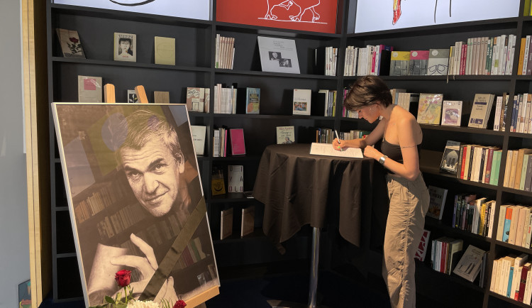 size3-16892562450989-60-brno-vzpomina-na-rodaka-kunderu-pamatku-uctili-v-autorove-knihovne