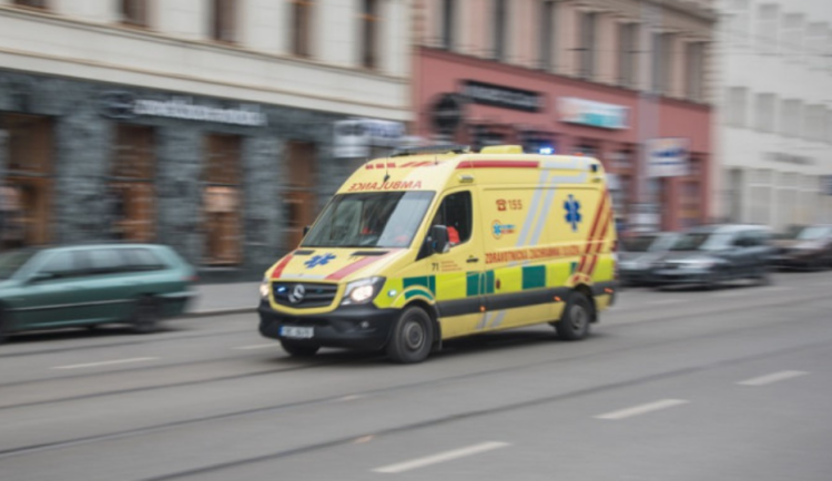 V centru Brna zemřel při dopravní nehodě mladý muž, další dva utrpěli těžká zranění