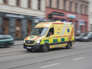 V centru Brna zemřel při dopravní nehodě mladý muž, další dva utrpěli těžká zranění
