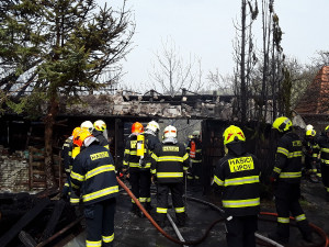 Na Hodonínsku hoří dvě stodoly, na Brněnsku lesní porosty. Hasiči kvůli větru vyhlásili druhý stupeň poplachu