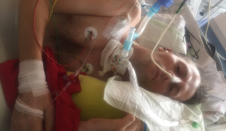 Mladý záchranář se po mozkové příhodě znovu učí chodit a mluvit. Lidé mu pomáhají ve sbírce