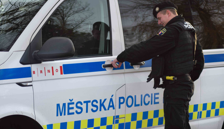 size3-17082730470975-60-par-cizincu-se-pred-brnenskym-klubem-zastal-napadeneho-muze-utocnik-jim-hrozil-nozem