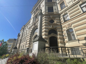 Muž schovával vedle školy na Brněnsku tuny nebezpečné chemikálie. Soud ho poslal na dvacet měsíců do vězení