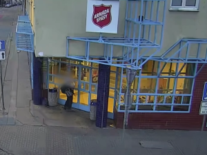 VIDEO: Opilý muž se dobýval do brněnské charity. Když neuspěl, rozmlátil vstupní dveře