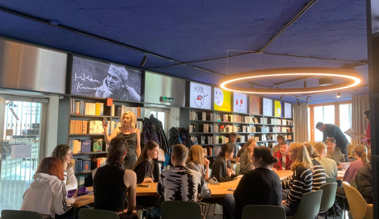 Středoškoláci z celého Česka zavítají do brněnské knihovny. Přiučí se tam o Milanu Kunderovi