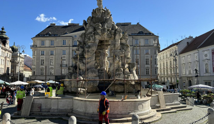 Kašna na Zelňáku prochází rekonstrukcí. Kamenné sousoší je ve špatném stavu