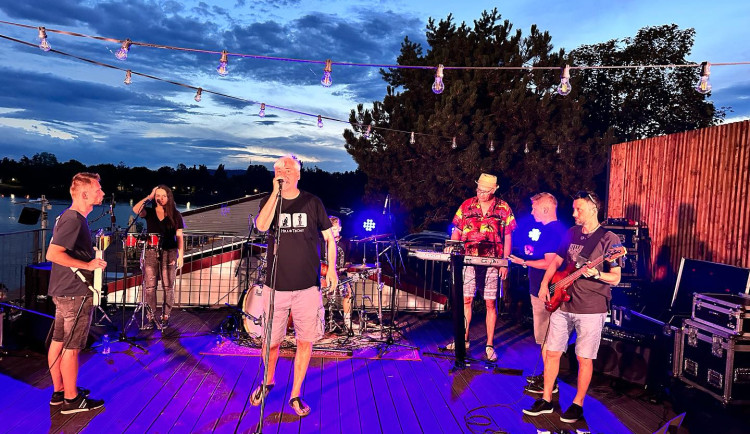 Brněnská legenda Helmutova Stříkačka slaví čtyřicet let. Vydává první živé album