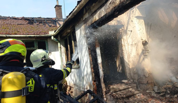 AKTUÁLNĚ: Hasiči zachránili člověka při požáru rodinného domu