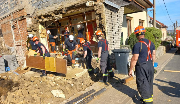 U rodinného domu na Brněnsku spadla zeď kvůli výkopovým pracím na sousedním pozemku