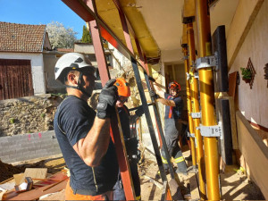 U rodinného domu na Brněnsku spadla zeď. Důvodem byly výkopové práce na sousedním pozemku