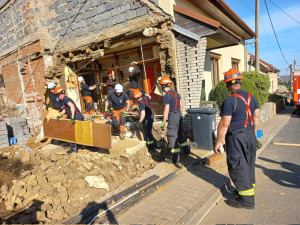 U rodinného domu na Brněnsku spadla zeď kvůli výkopovým pracím na sousedním pozemku