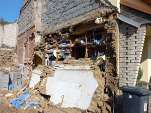 U rodinného domu na Brněnsku spadla zeď. Důvodem byly výkopové práce na sousedním pozemku