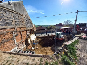 U rodinného domu na Brněnsku spadla zeď. Důvodem byly výkopové práce na sousedním pozemku