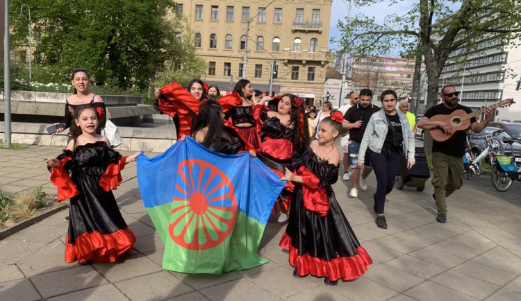 VIDEO: Romové v Brně oslavují svou kulturu. V průvodu dotančili do centra metropole