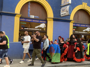 VIDEO: Romové v Brně oslavují svou kulturu. V průvodu tančí do centra metropole