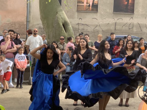 VIDEO: Romové v Brně oslavují svou kulturu. V průvodu tančí do centra metropole