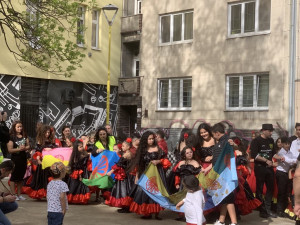 VIDEO: Romové v Brně oslavují svou kulturu. V průvodu tančí do centra metropole