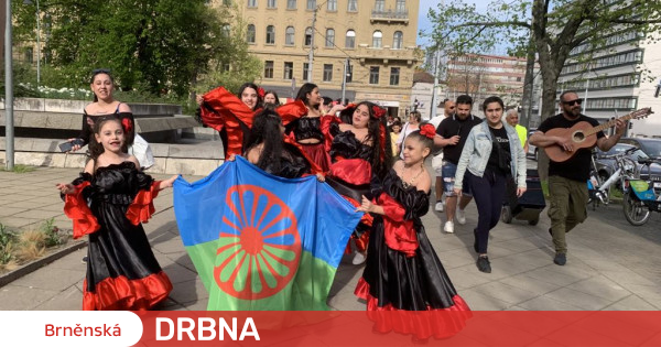 VIDEO: Romové v Brně oslavují svou kulturu. V průvodu dotančili do centra metropole