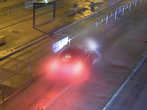 VIDEO: Opilý cizinec autem srazil seniora o holi a z místa ujel. Zastavila ho až hrozba střelbou