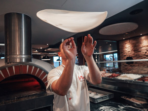 Příprava pizzy v La Patas.