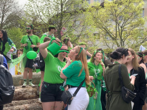 VIDEO: Studenti v Brně odstartovali majálesové jaro. V centru metropole postavili májku