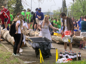 VIDEO: Studenti v Brně odstartovali majálesové jaro. V centru metropole postavili májku