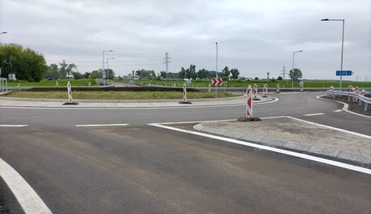 size3-16862299711778-60-konec-jihomoravske-krizovatky-smrti-ridice-brzdi-kruhac
