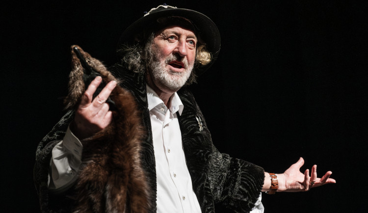 Bolek Polívka představuje novou autorskou inscenaci. Je to groteskní životopis, popisuje