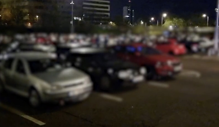 Příznivci tuningu se sjeli v Brně. Někteří dostali pokuty za nelegální osvětlení nebo úpravu výfuků