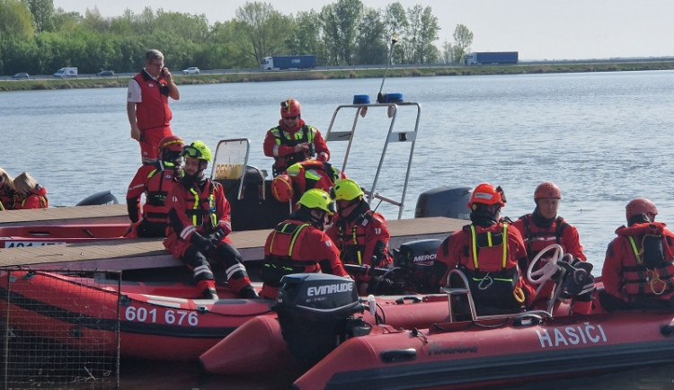 Do jihomoravských Pasohlávek přijely tři stovky členů záchranných složek. Cvičili záchranu při povodních